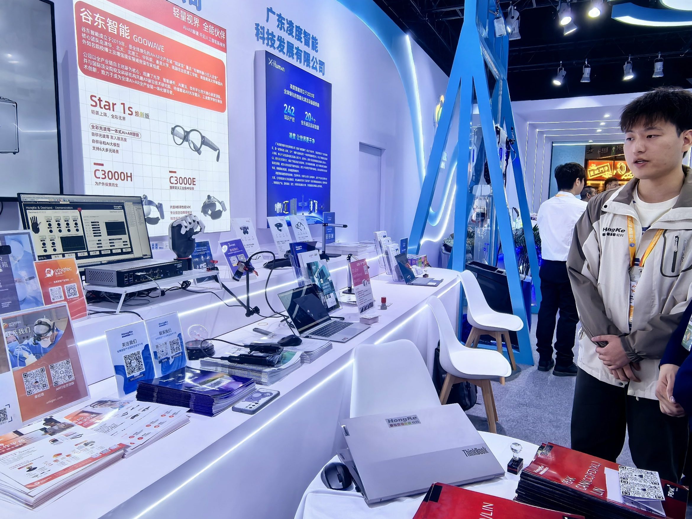 第八届进博会现场1